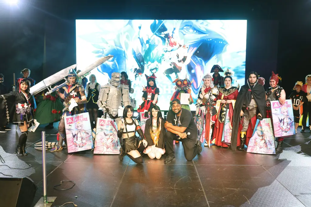 Foto kompetisi cosplay anime internasional dengan peserta dari berbagai negara