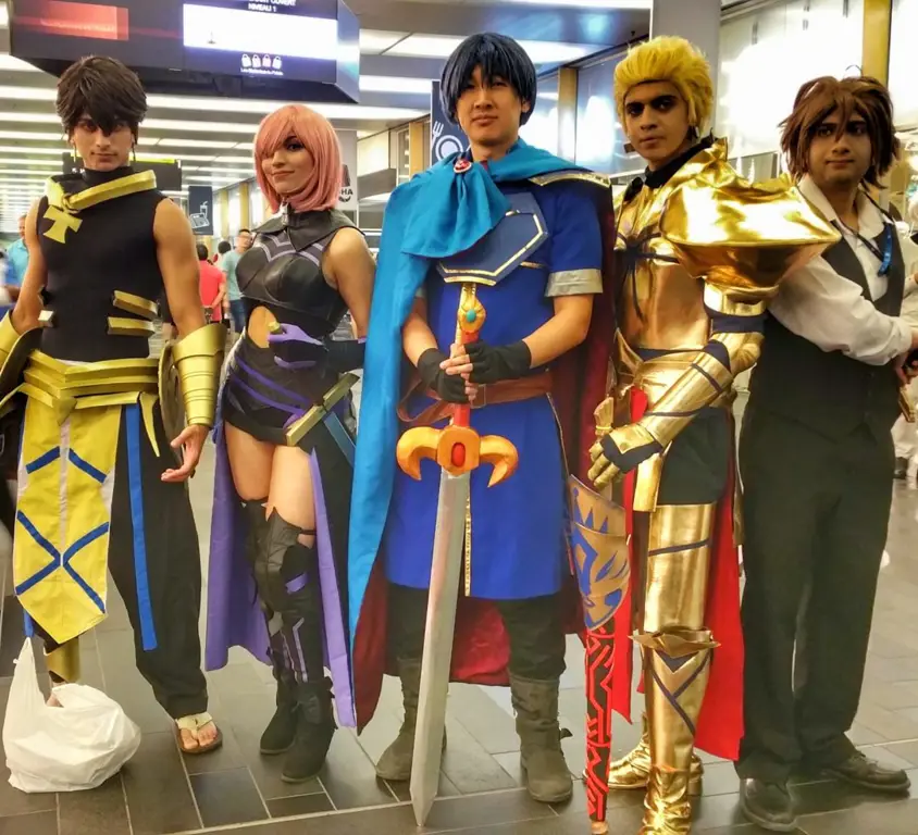 Kebahagiaan Bersama Foto sekelompok cosplayer anime Jepang yang tampak bahagia sedang berfoto bersama di sebuah konvensi.