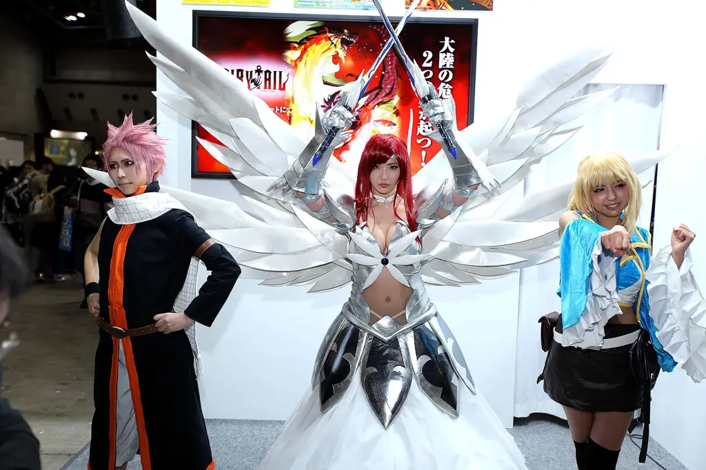 Komunitas Cosplay yang Aktif Para cosplayer memamerkan kostum mereka di sebuah konvensi