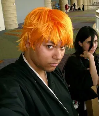 Gambar berbagai cosplayer anime yang berpose dengan kostum yang sopan dan positif